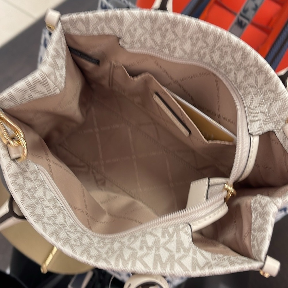 Michael Kors Mirella Small Signature Logo Crossbody Shopper TZ XBODY Bag
LT CRM - Picture 12 of 16
